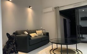 Maisonnette Neuve En Provence